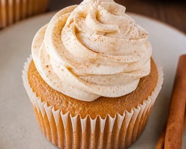 Pumpkin Cupcakes with Cinnamon Cream Cheese Frosting Pumpkin Cupcakes with Cinnamon Cream Cheese Frosting